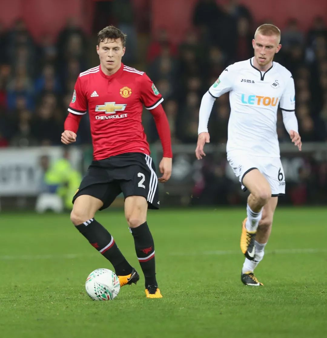 也表现在他 也表现在他